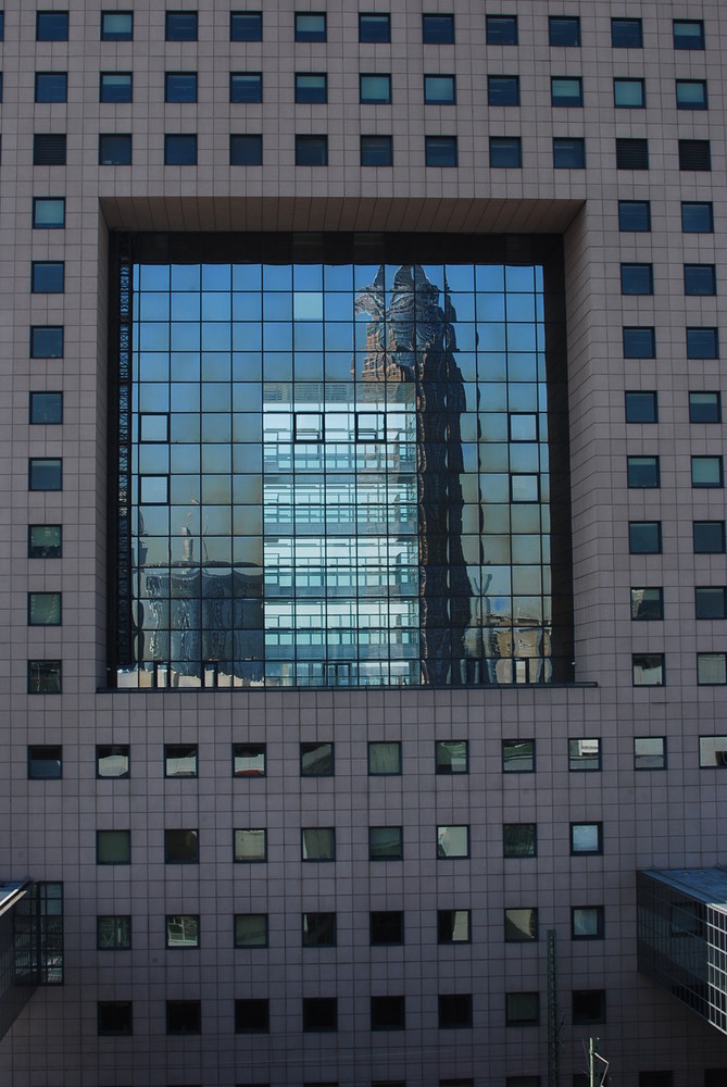 Messeturm im Spiegel