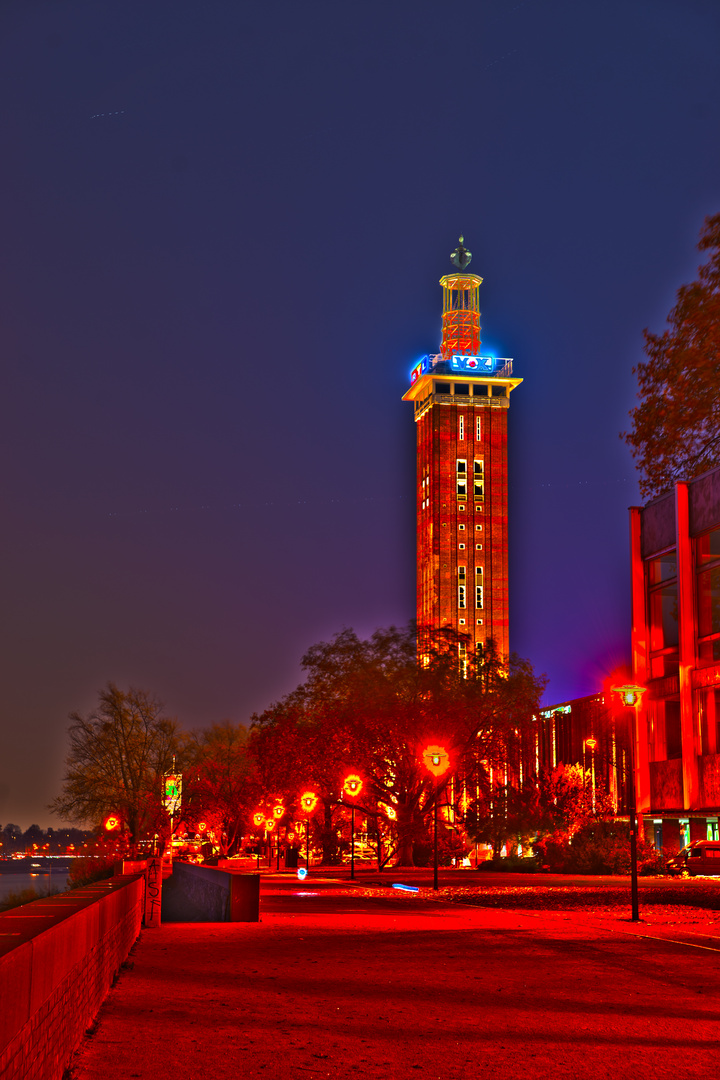 Messeturm Köln in Rot