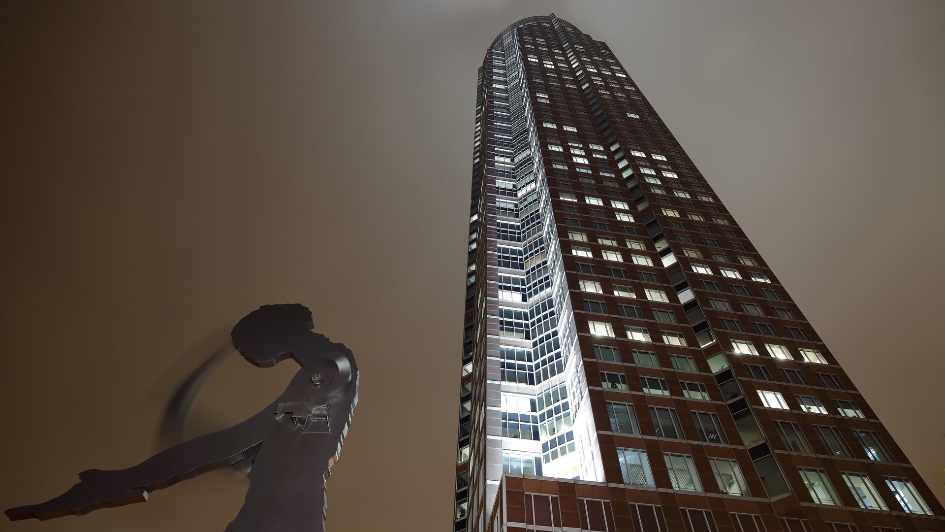 Messeturm mit Hammering Man