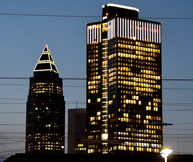 Messeturm und Hochhaus im Abendlicht