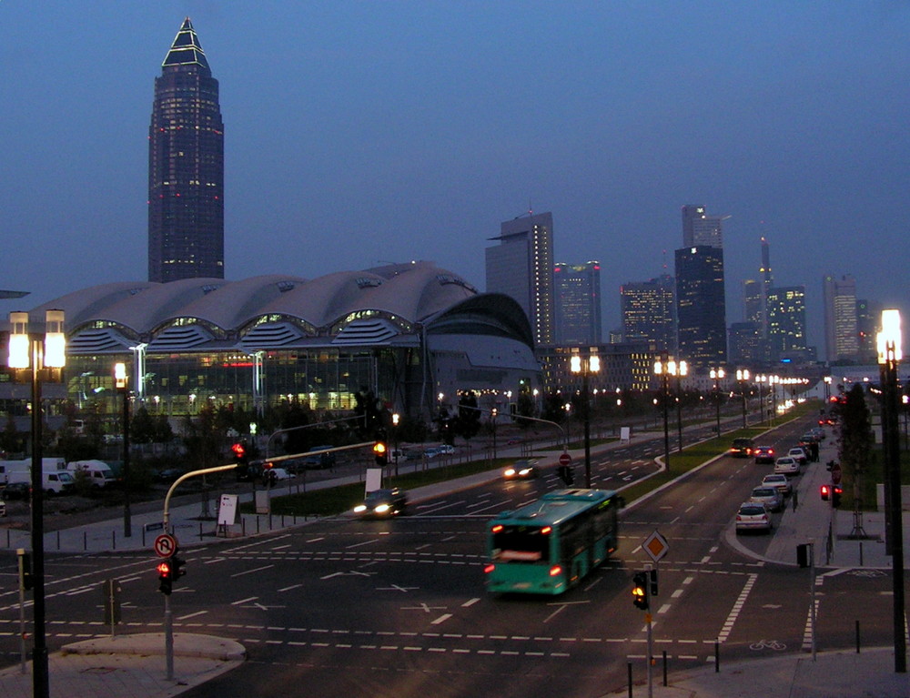 messgelände und skyline frankfurt