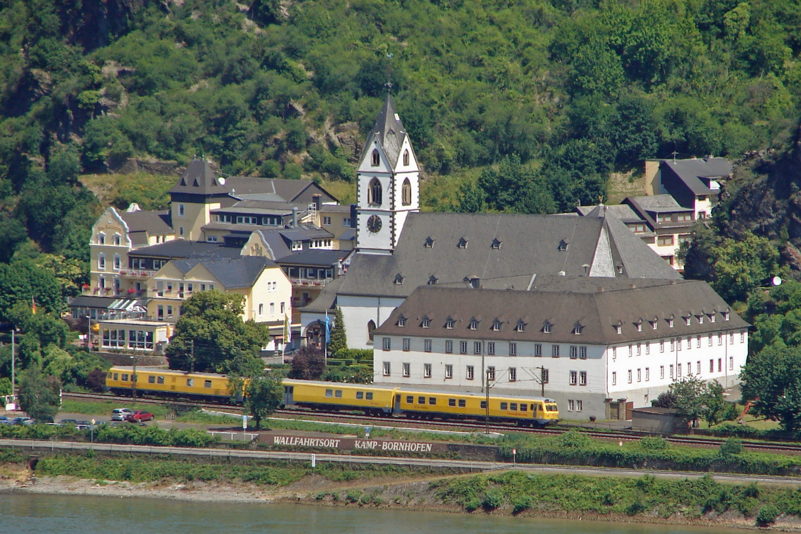 Messzug am Kloster (reload)