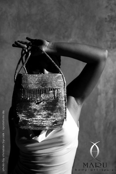 metal wire handbag advertisement