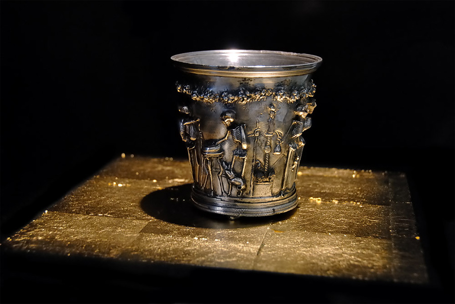 Metallbecher mit Totenmotiv aus Pompeji