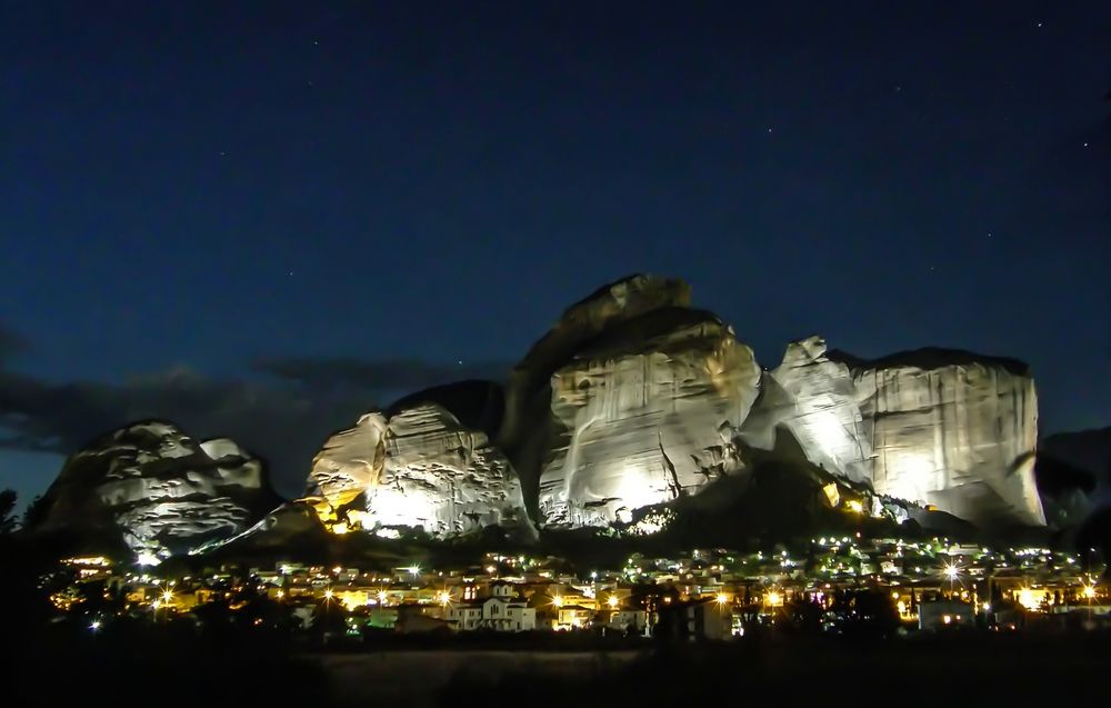 Meteora bei Nacht