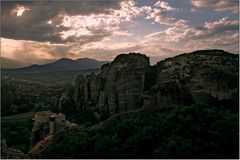 Meteora versinkt in der Nacht