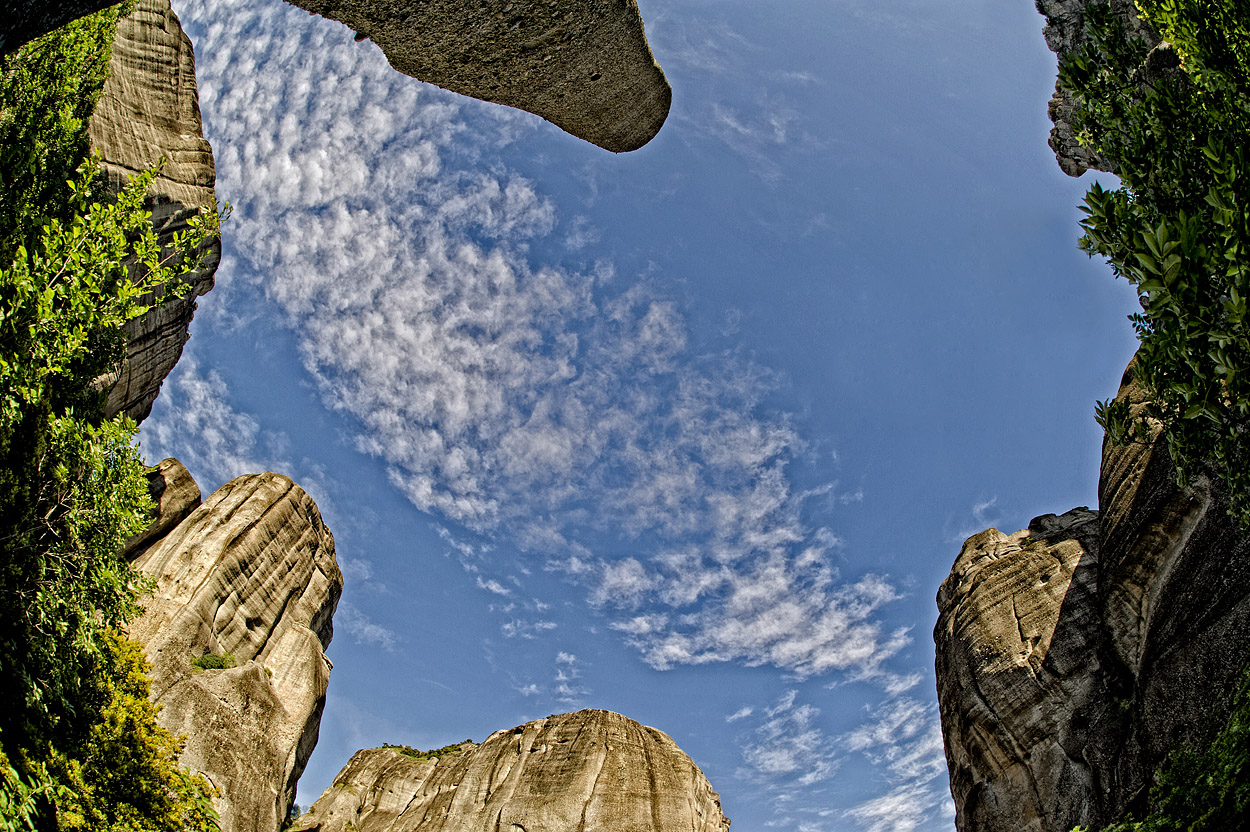 Meteora - von den Bergen umschlossen