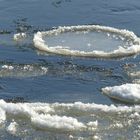 Metergroße Eisscholle auf der Weser