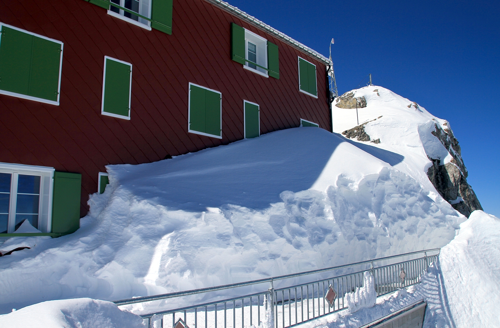 meterhoch Schnee