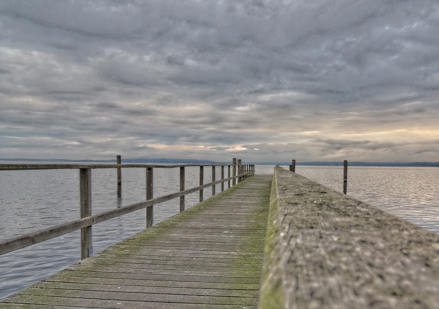 " Meterlanger Steg & wolkenreicher Himmel "