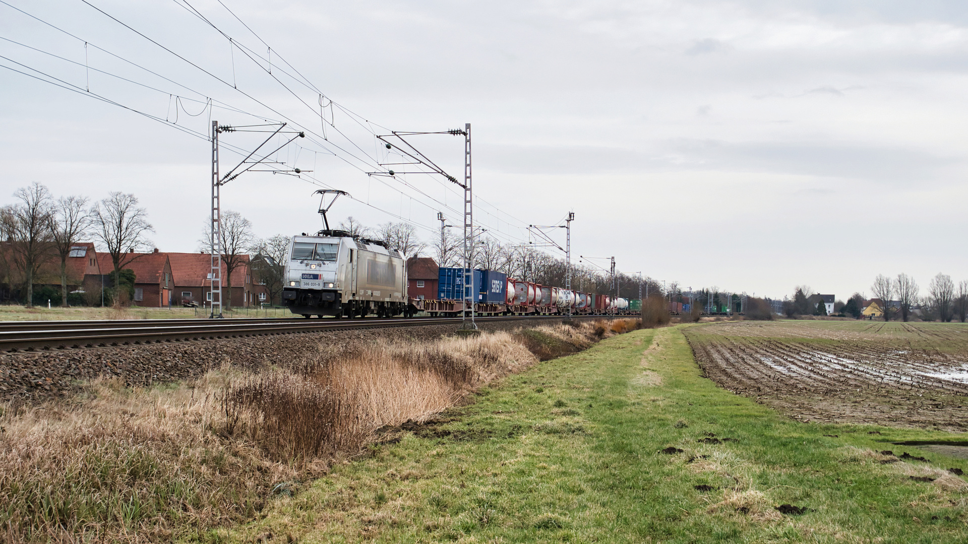 Metrans-Lok mit Containerzug