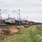 Metrans-Lok mit Containerzug