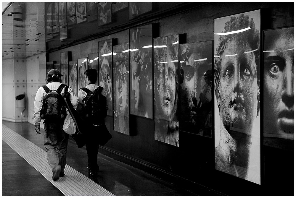 Metro 09 - "Sotto gli sguardi di pietra..."