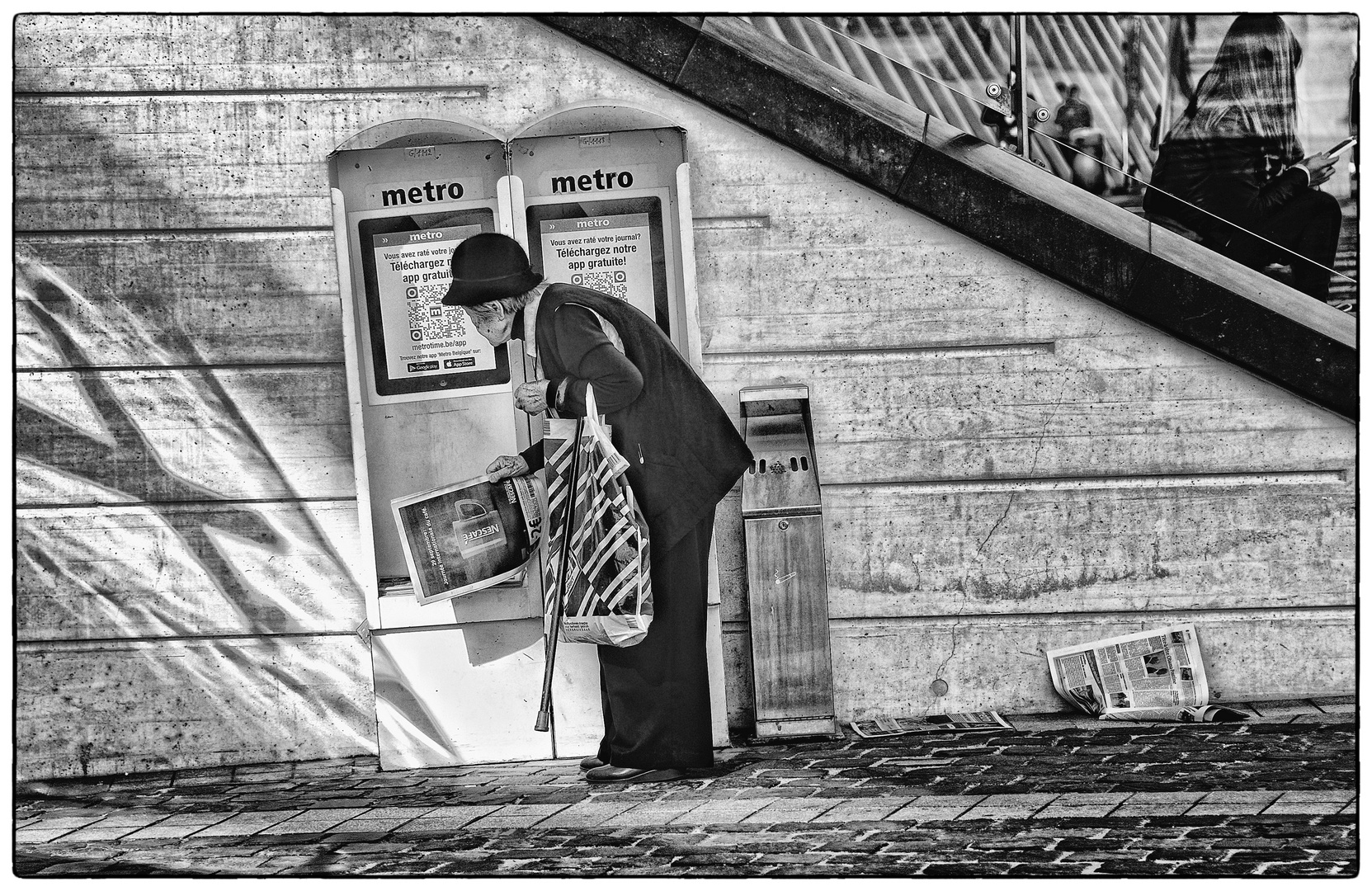 METRO - Die alte Dame und ihre Zeitung - La vielle dame et son journal