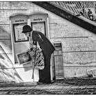 METRO - Die alte Dame und ihre Zeitung - La vielle dame et son journal