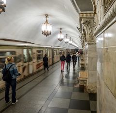 Metro in Moskau  -Dienstag ist Spiegeltag-