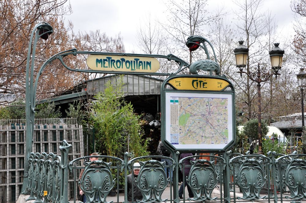 Metro Paris Haltestelle Cite