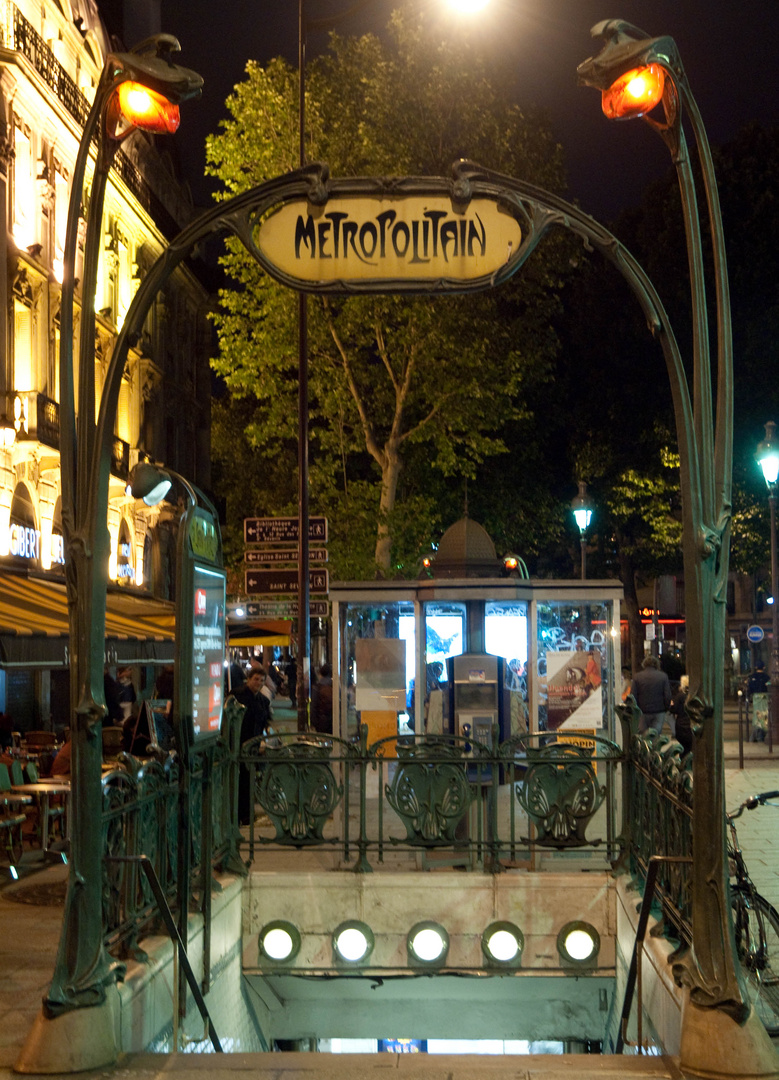 Metro St. Michel Notre Dame