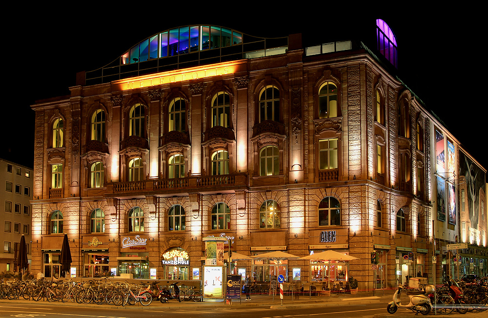 Metropolis-Kino am Eschenheimer Tor in Frankfurt bei Nacht