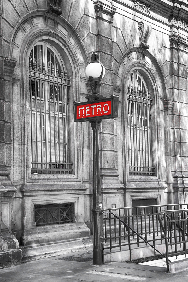 Metrostatiobn Paris