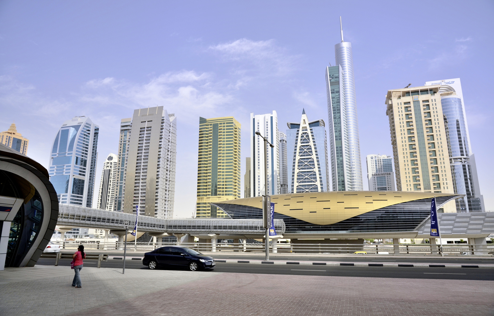 Metrostation mit Skyline