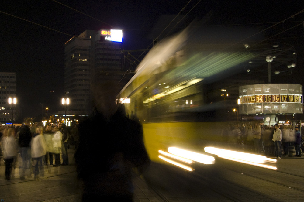 Metrotram und Weltzeituhr