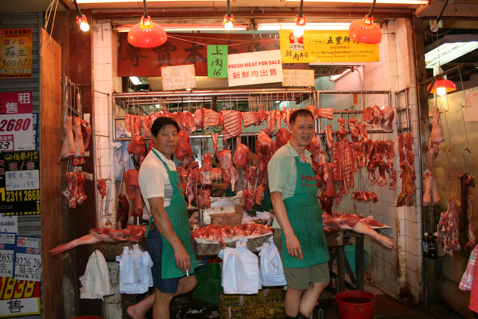 Metzger auf einem Nachtmarkt in Hong Kong