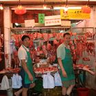 Metzger auf einem Nachtmarkt in Hong Kong