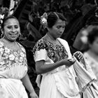 Mexicaines en costume traditionnel brodé
