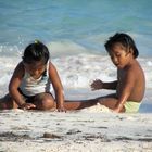 Mexikanische Kinder am Strand