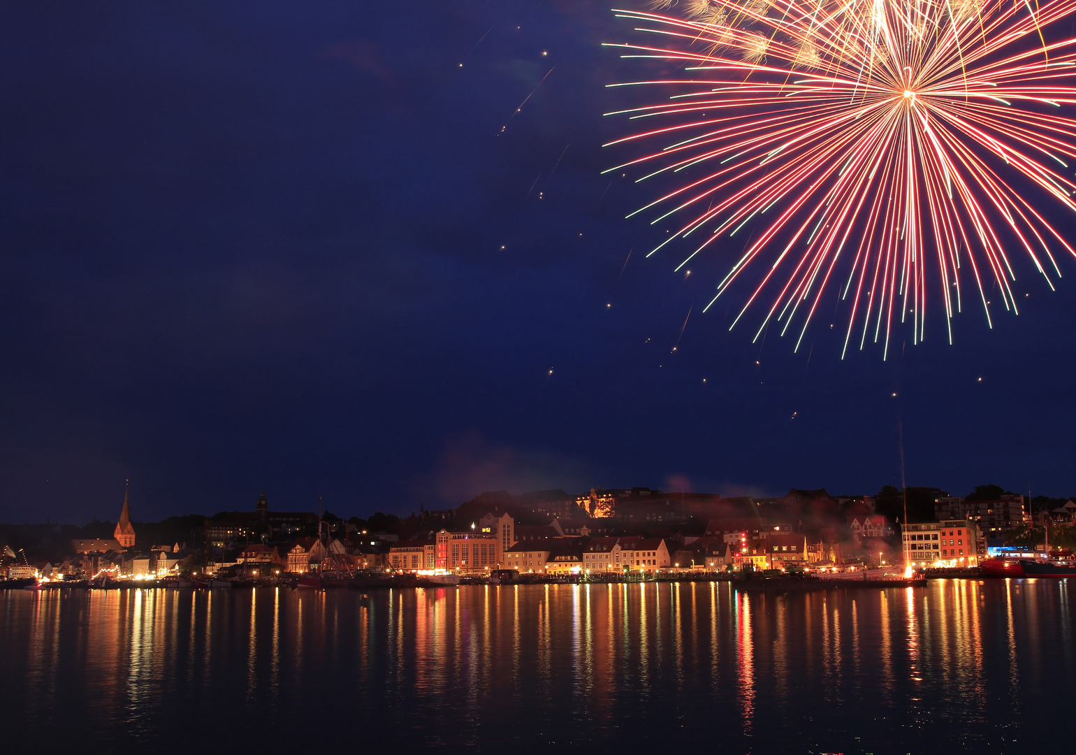  MG 2236 Dampf Rundum Flensburg Feuerwerk  Foto Bild 