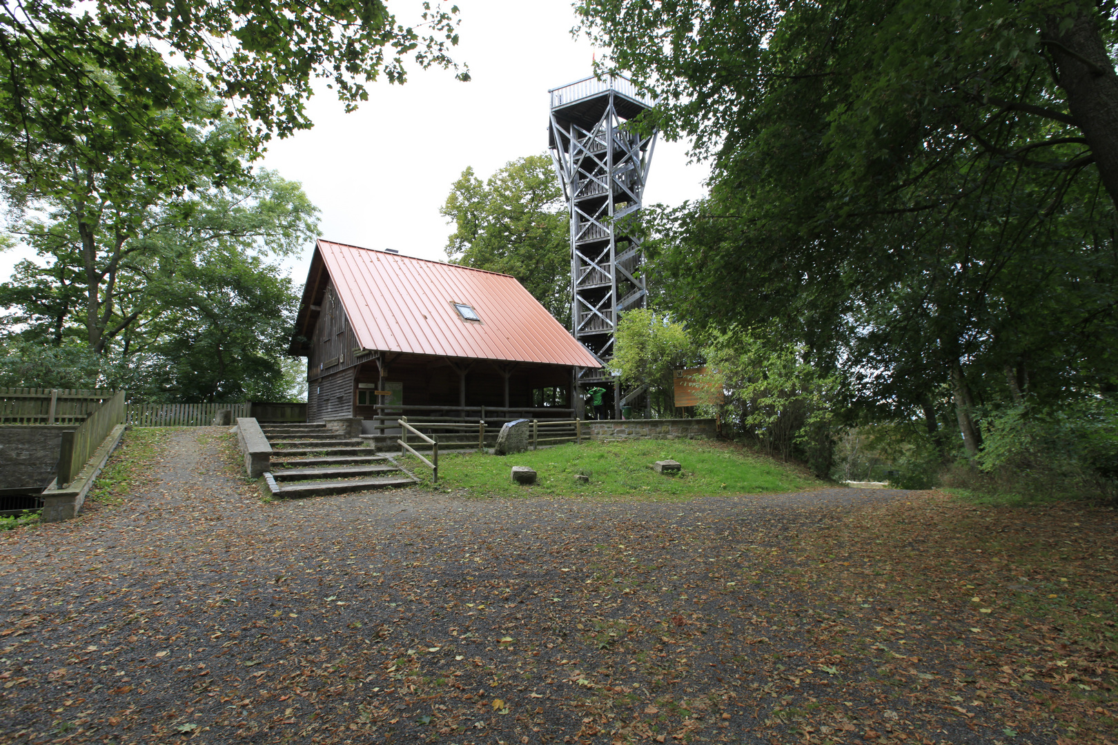 _MG_7193 Landschaft Steigerwald Zabelstei Aussichtsturm Hütte