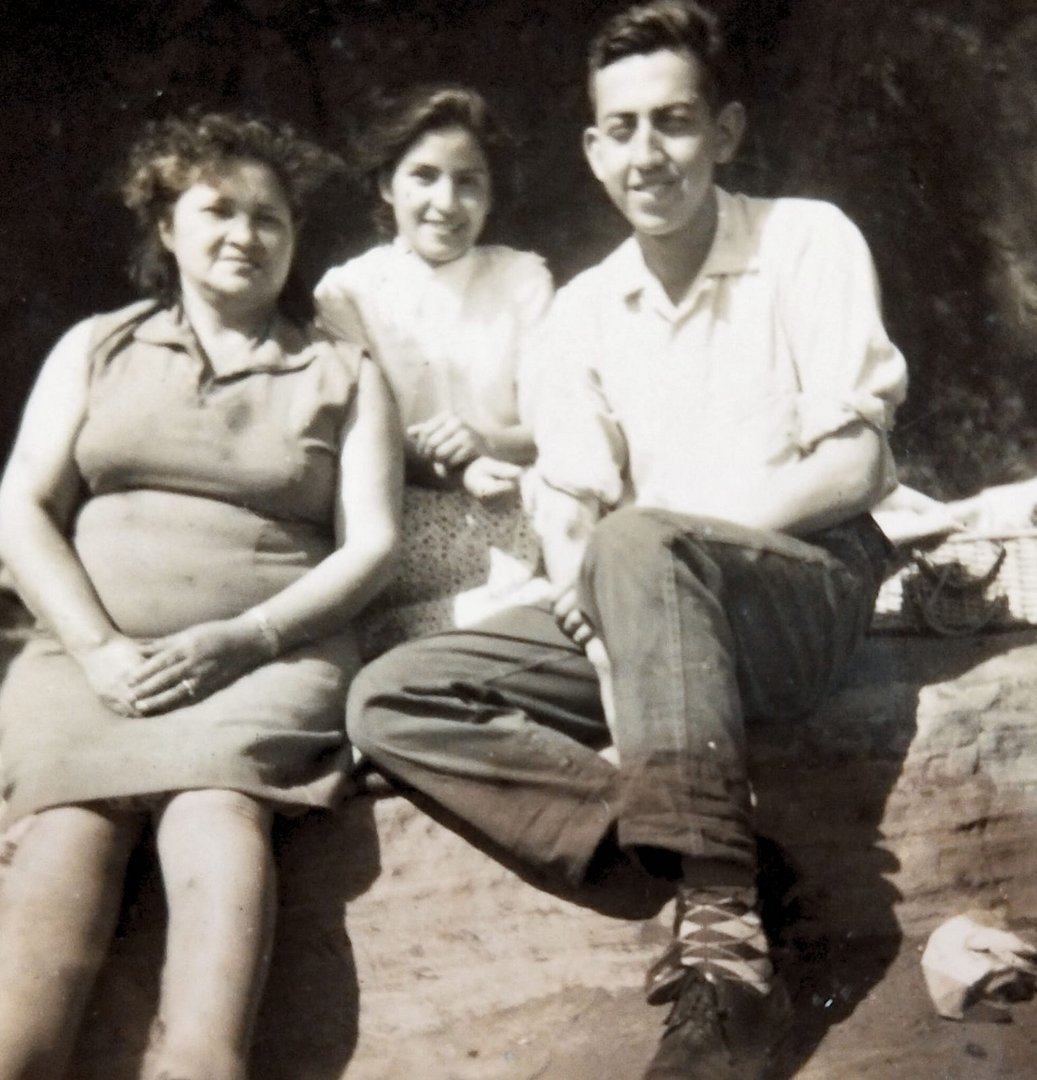 Mi abuela Teolindami abuea paterna, mi tía Nora , y mi padre Alberto López Martínez