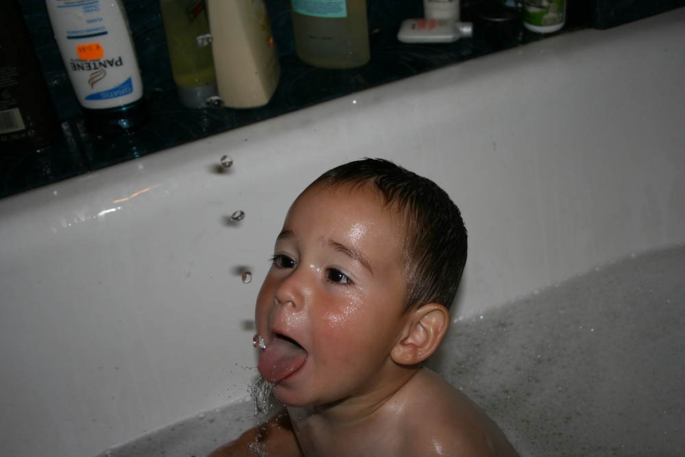 mi niño en la bañera