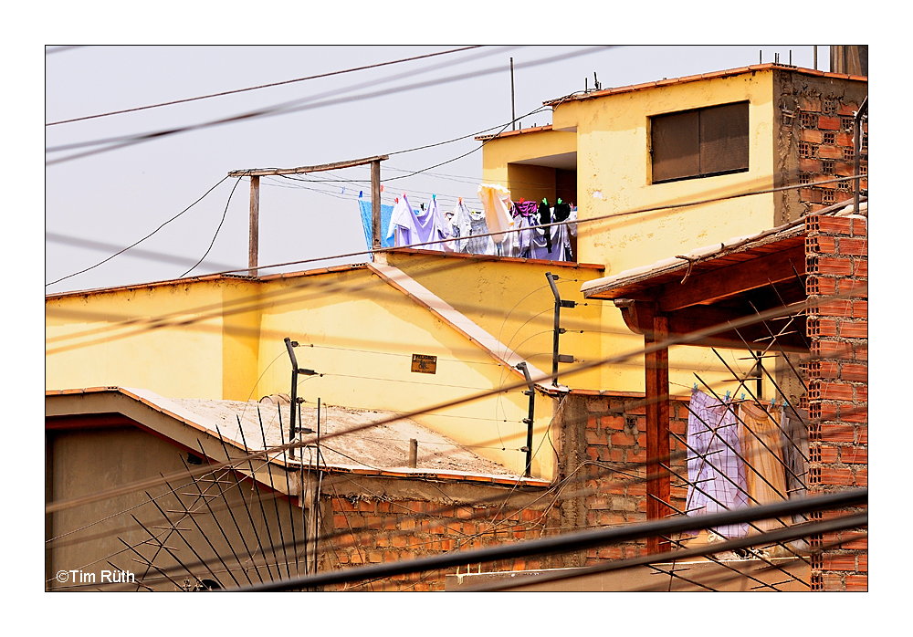 MI PERÚ (01) - fachadas pintadas, cercos eléctricos y cables abundantes