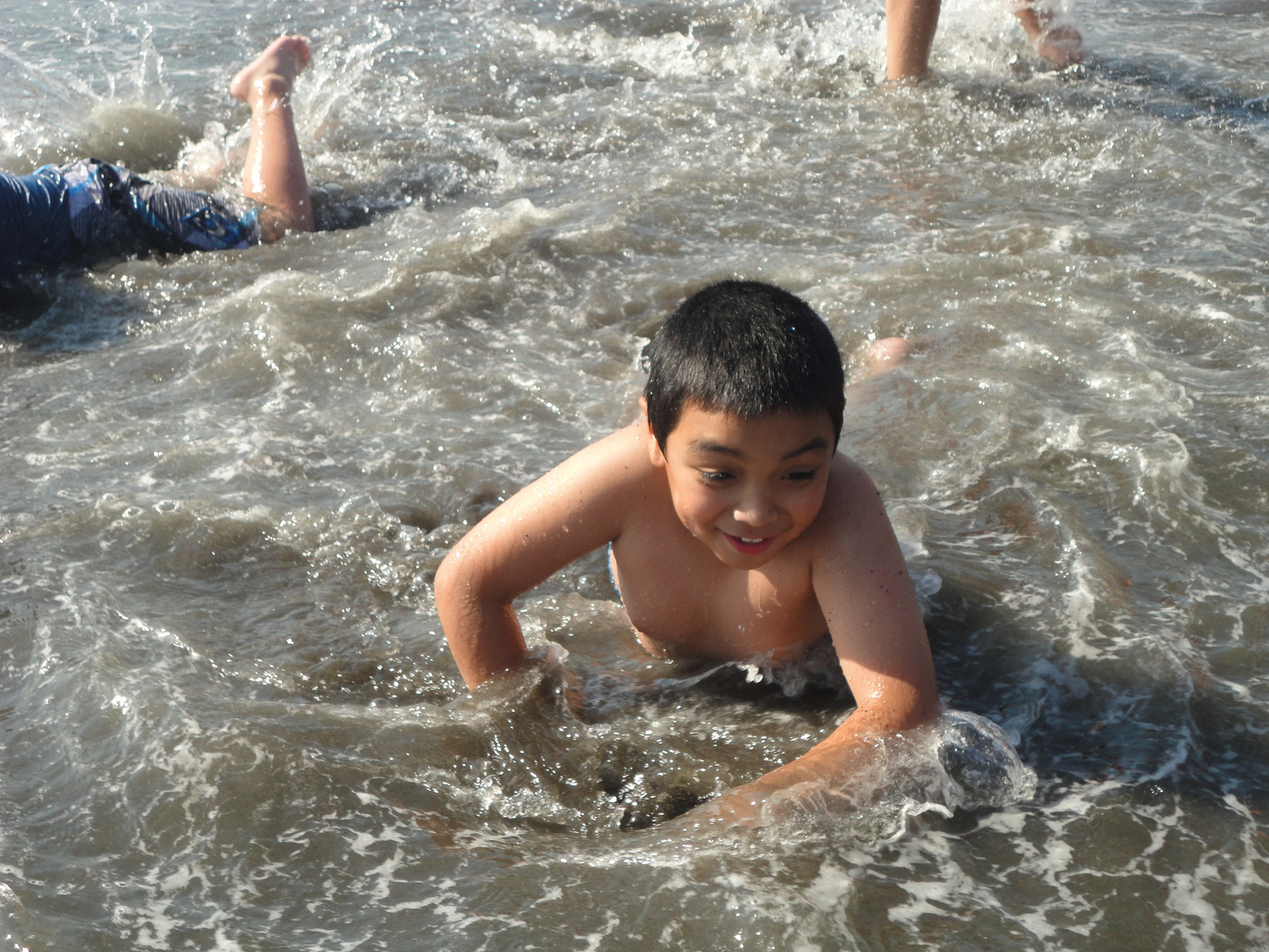 Mi sobrino Rodrigo en la playa de Niebla enero 2013 Chile