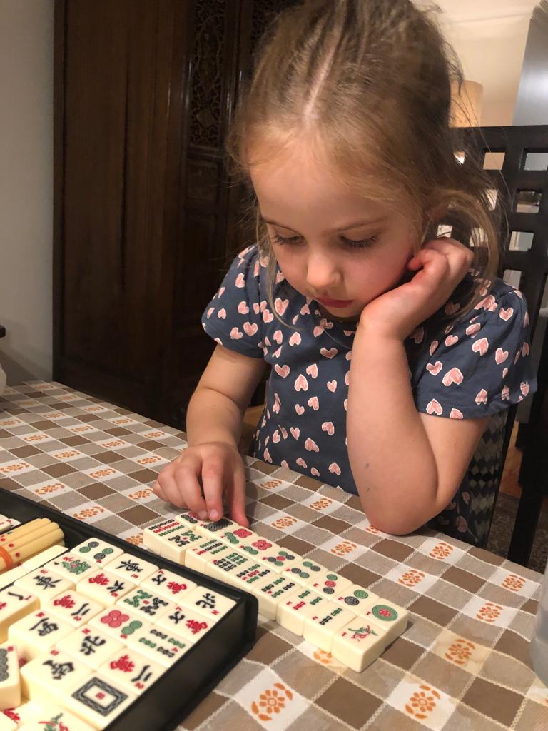 Mia spielt Mahjong