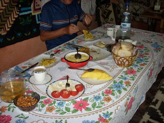 Mic dejun : petit déjeuner Roumain