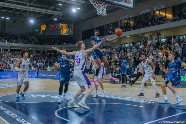 Michael Weathers (MLP Academics Heidelberg) in der Luft, vor dem Korb...