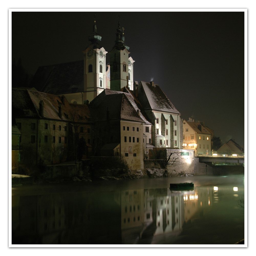 Michaelerkirche in kalter Nacht