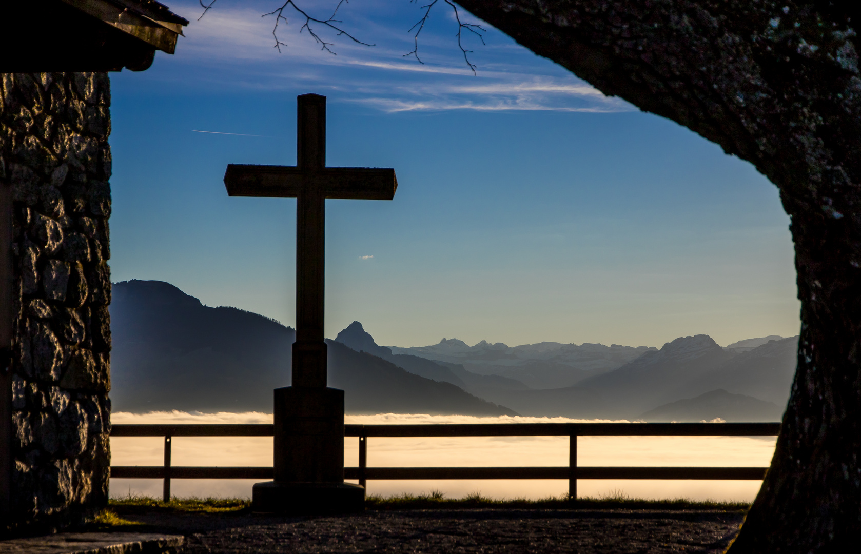 Michaelskreuz über dem Nebelmeer