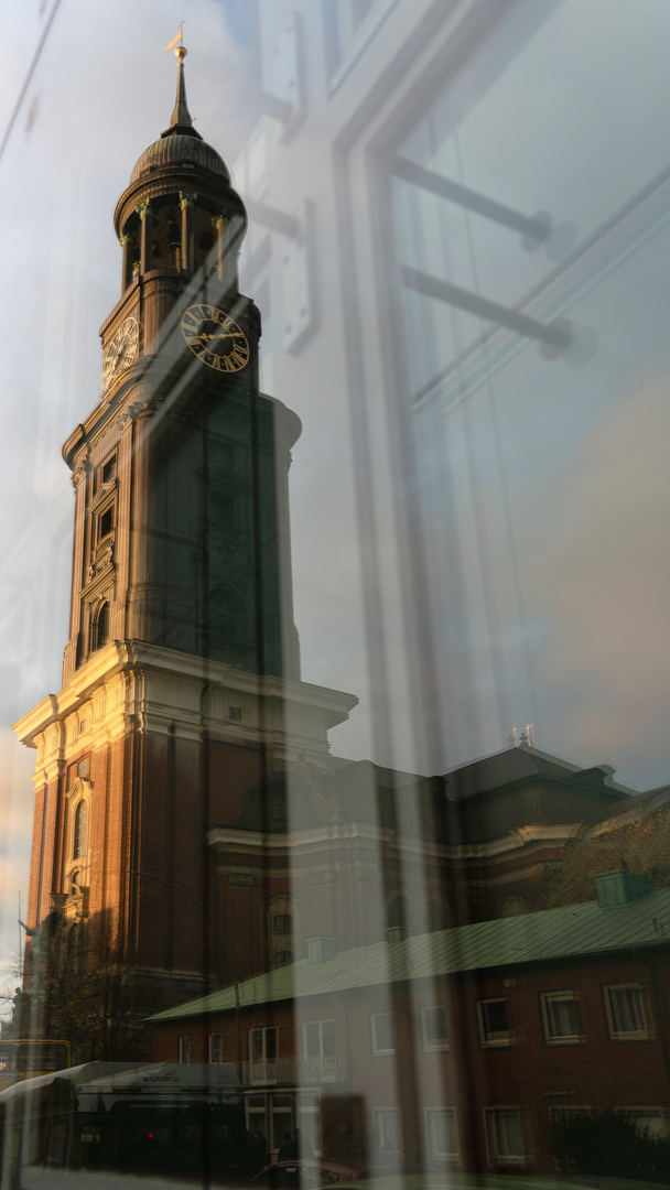 "Michel" ist der Spitzname der St. Michaeliskirche in Hamburg