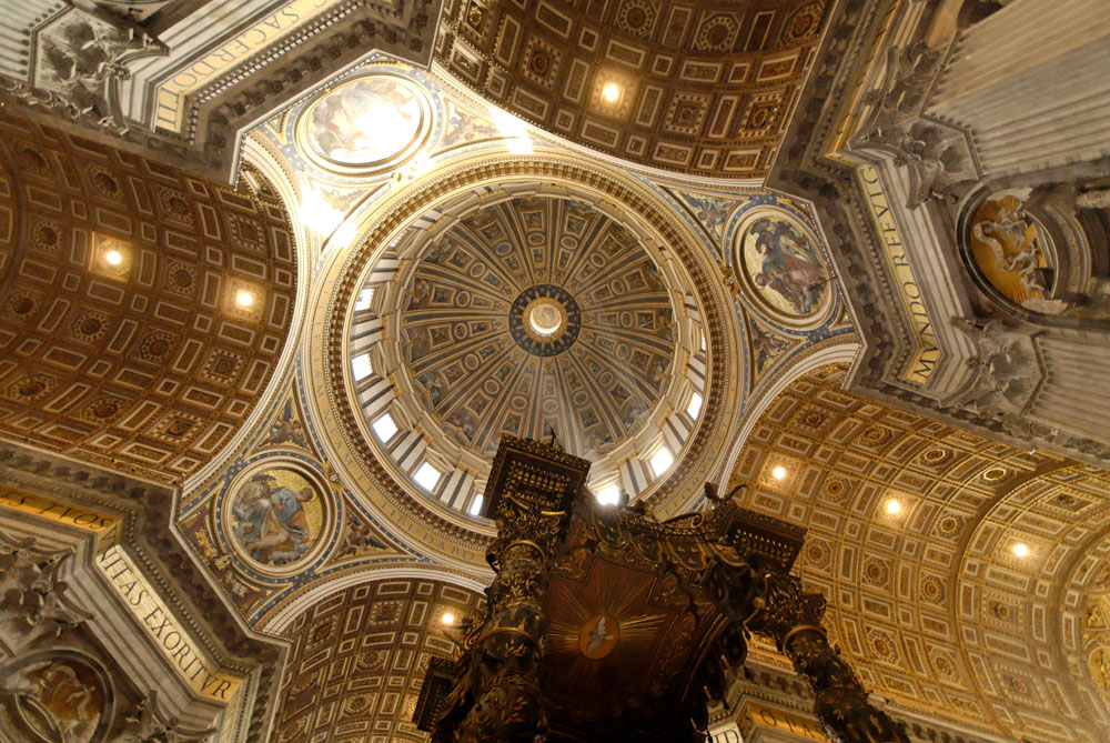 Michelangelos Kuppel und der Baldachin von Bernini