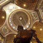 Michelangelos Kuppel und der Baldachin von Bernini