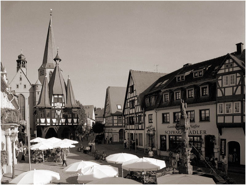 Michelstadt im Odenwald: Marktplatz mit altem Rathaus