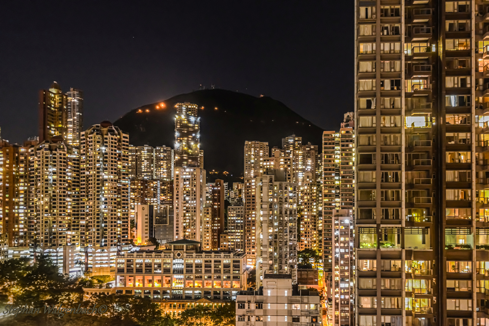 Mid-level Hongkong mit Blick auf Victoria Peak