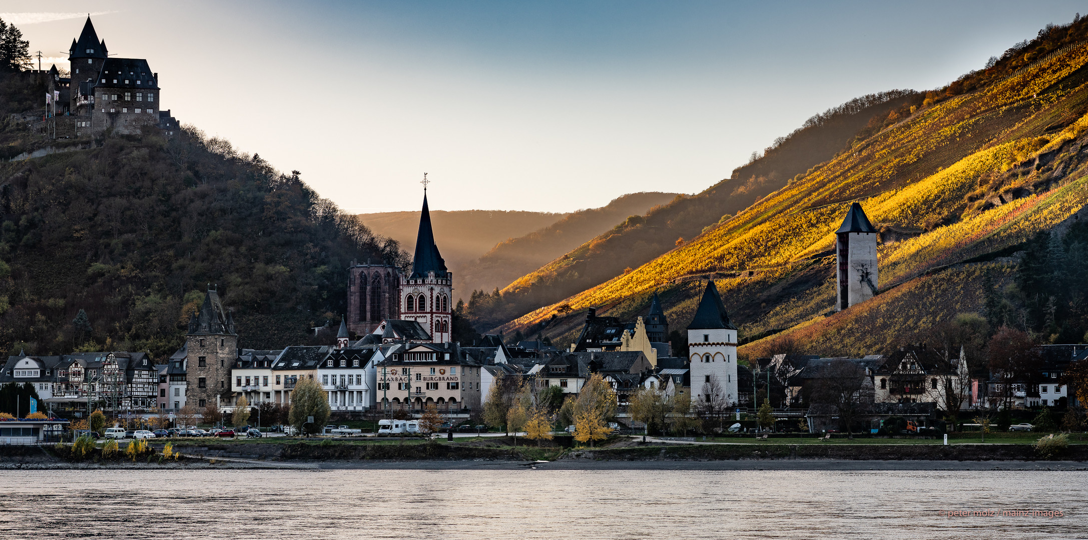 Middle Rhine Valley / Mittelrheintal - Blick über den Rhein auf Bacharach im November