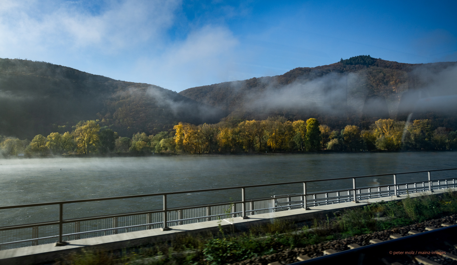 Middle Rhine Valley / Mittelrheintal - Der novemberliche Morgennebel über dem Rhein lichtet sich