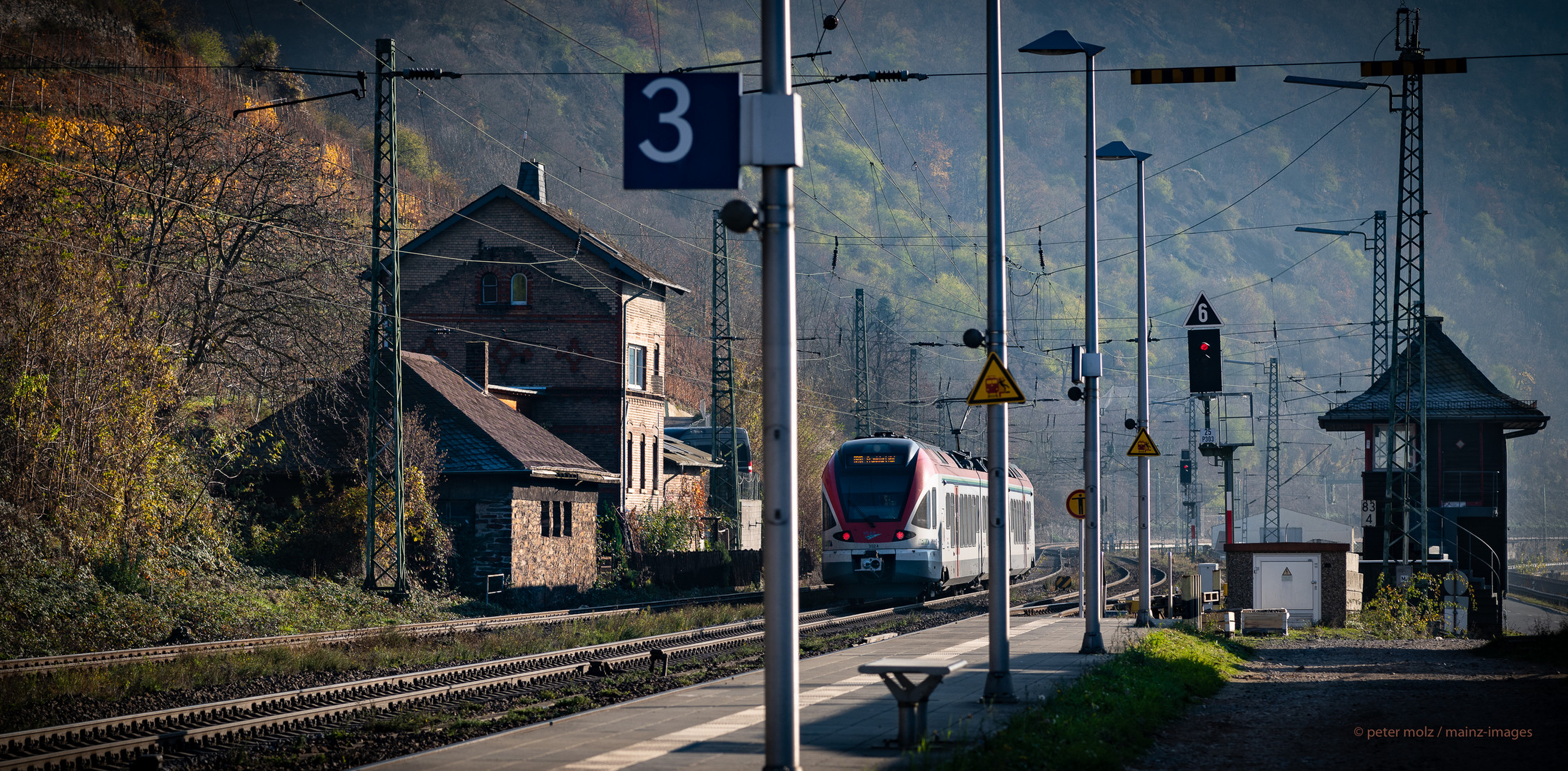 Middle Rhine Valley / Mittelrheintal - Personenzug verläßt den Bahnhof von Kaub