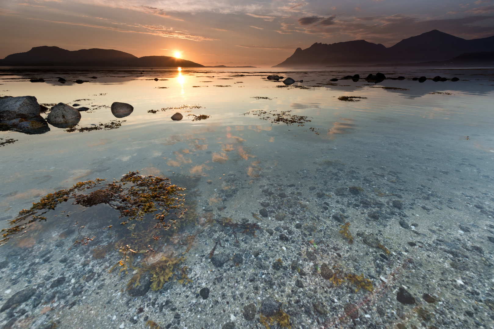 Midnightsun Ulvsvåg.  [LOFOTEN]